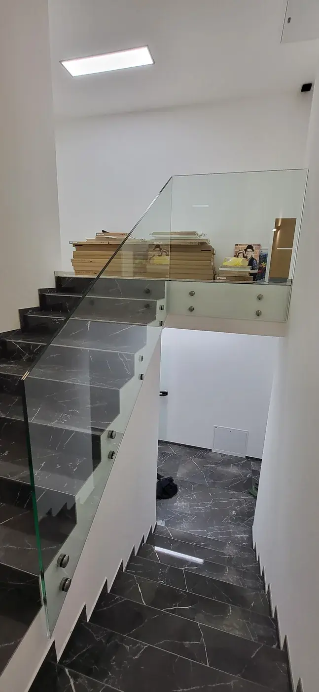 Skleněné zábradlí a schodiště