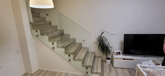 Skleněné zábradlí a schodiště