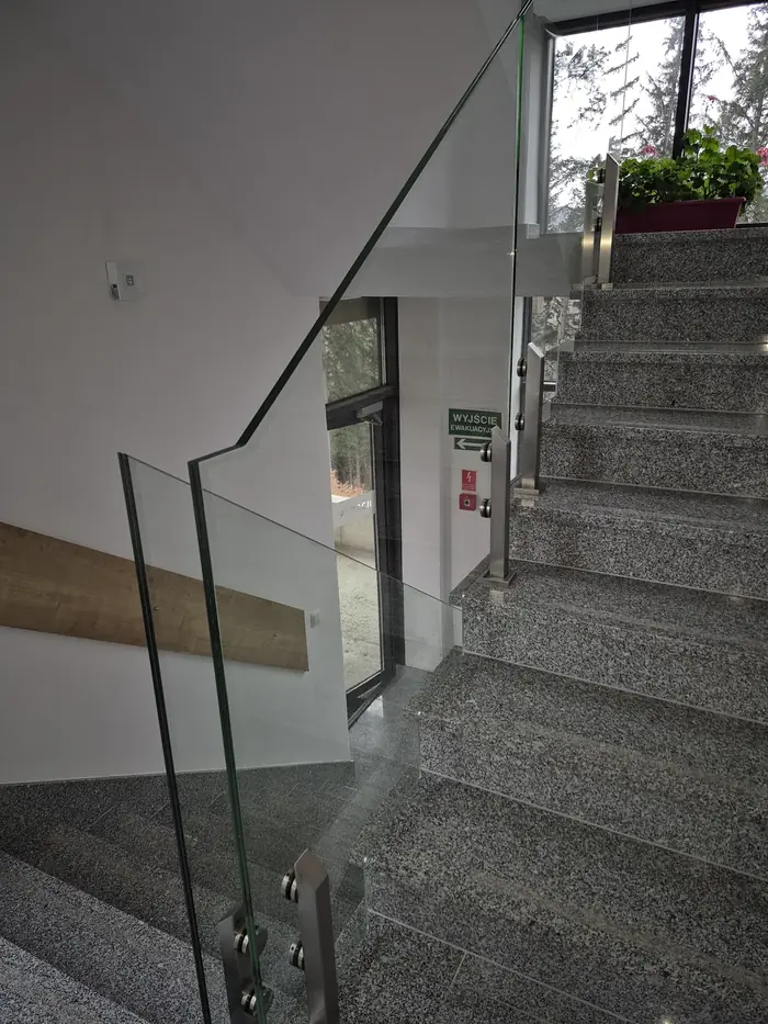 Skleněné zábradlí a schodiště