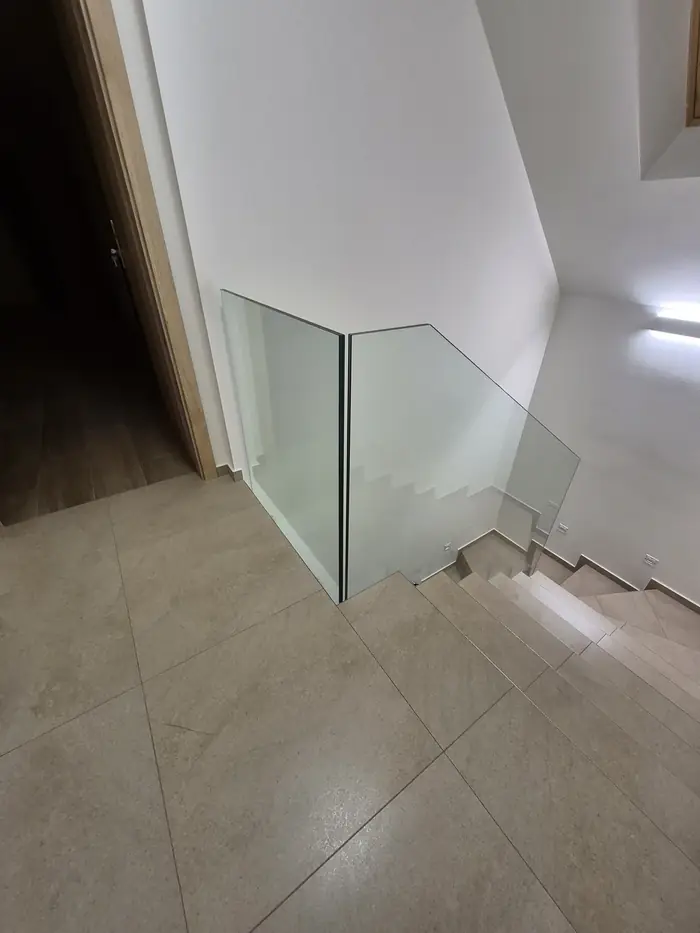 Skleněné zábradlí a schodiště