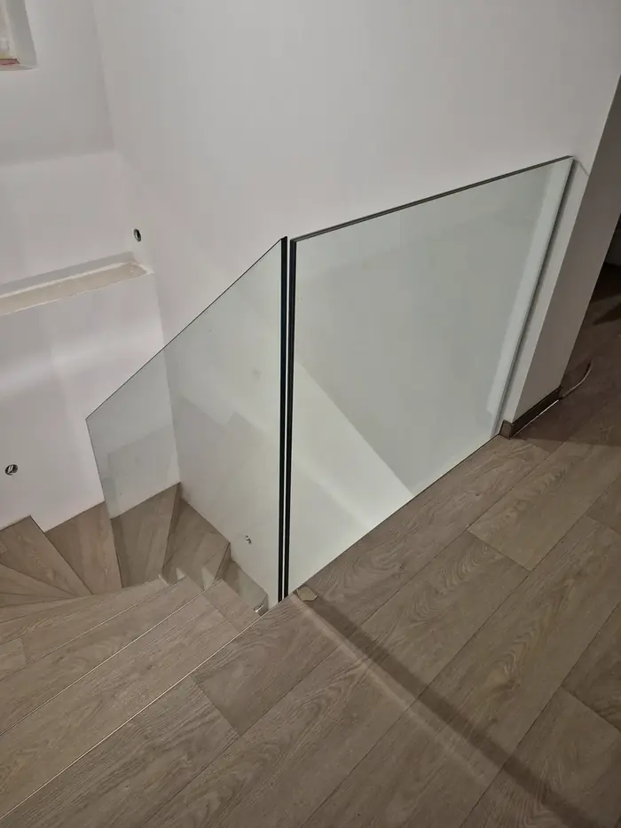 Skleněné zábradlí a schodiště