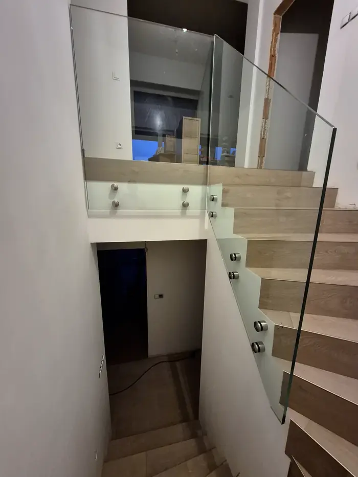 Skleněné zábradlí a schodiště