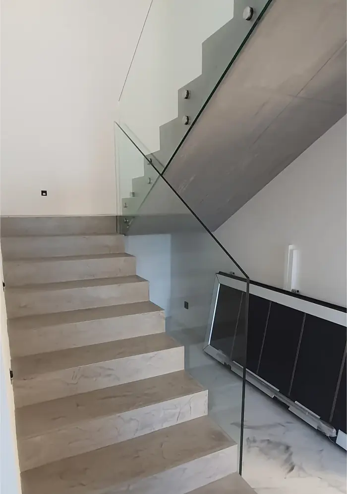 Skleněné zábradlí a schodiště