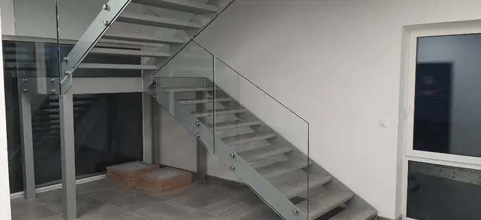 Skleněné zábradlí a schodiště