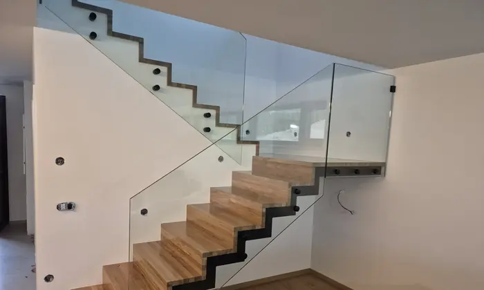 Skleněné zábradlí u dubového schodiště