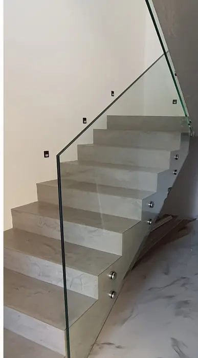 Celoskleněné zábradlí u mramorového schodiště