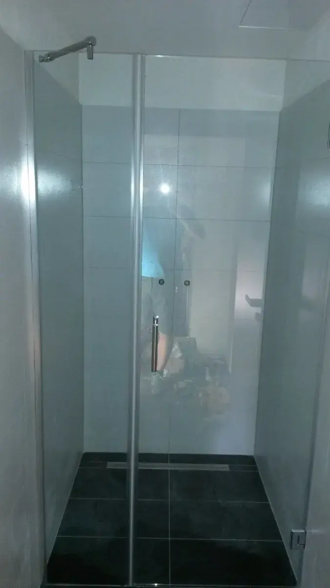 Sprchový kout z kaleného skla na míru