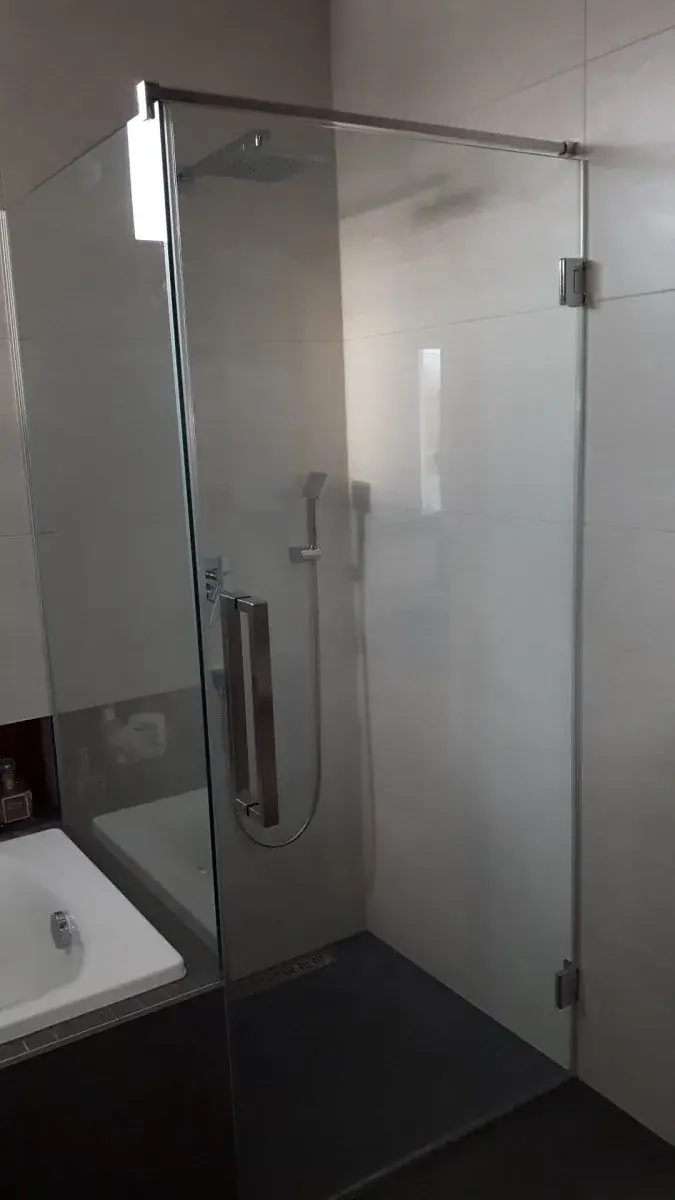 Sprchový kout z kaleného skla na míru