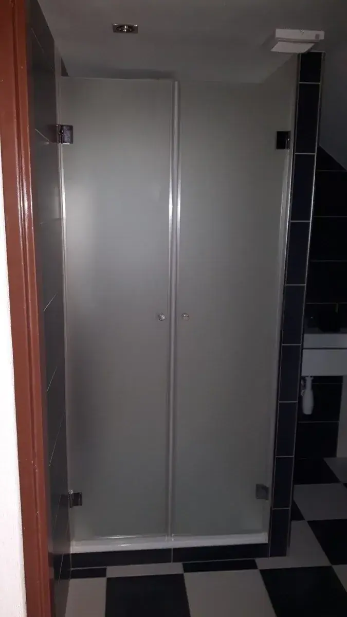 Sprchový kout z kaleného skla na míru