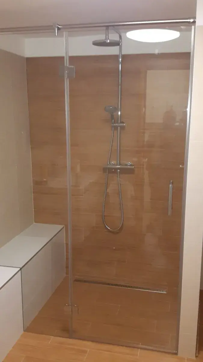 Sprchový kout z kaleného skla na míru