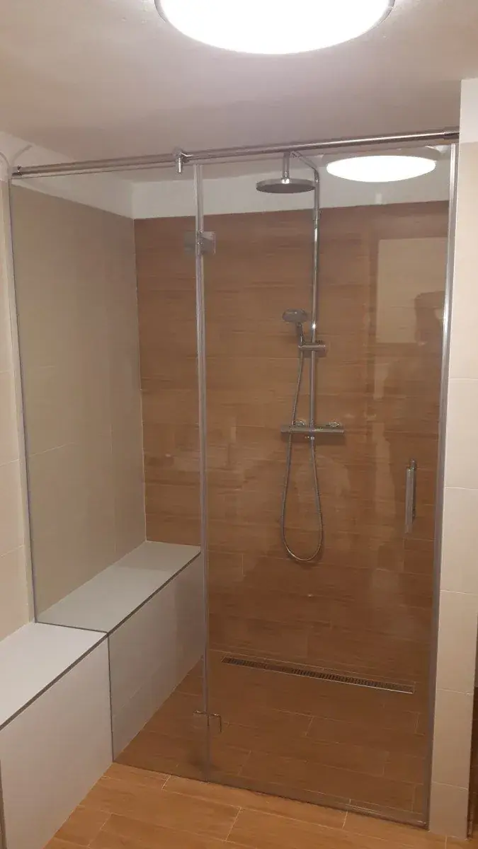 Sprchový kout z kaleného skla na míru