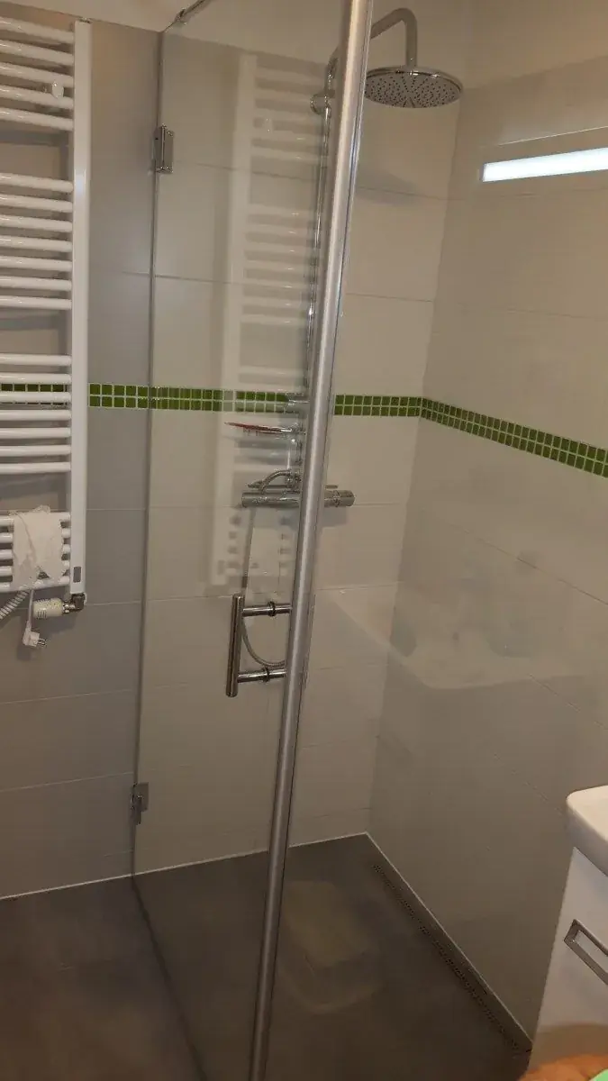 Sprchový kout z kaleného skla na míru