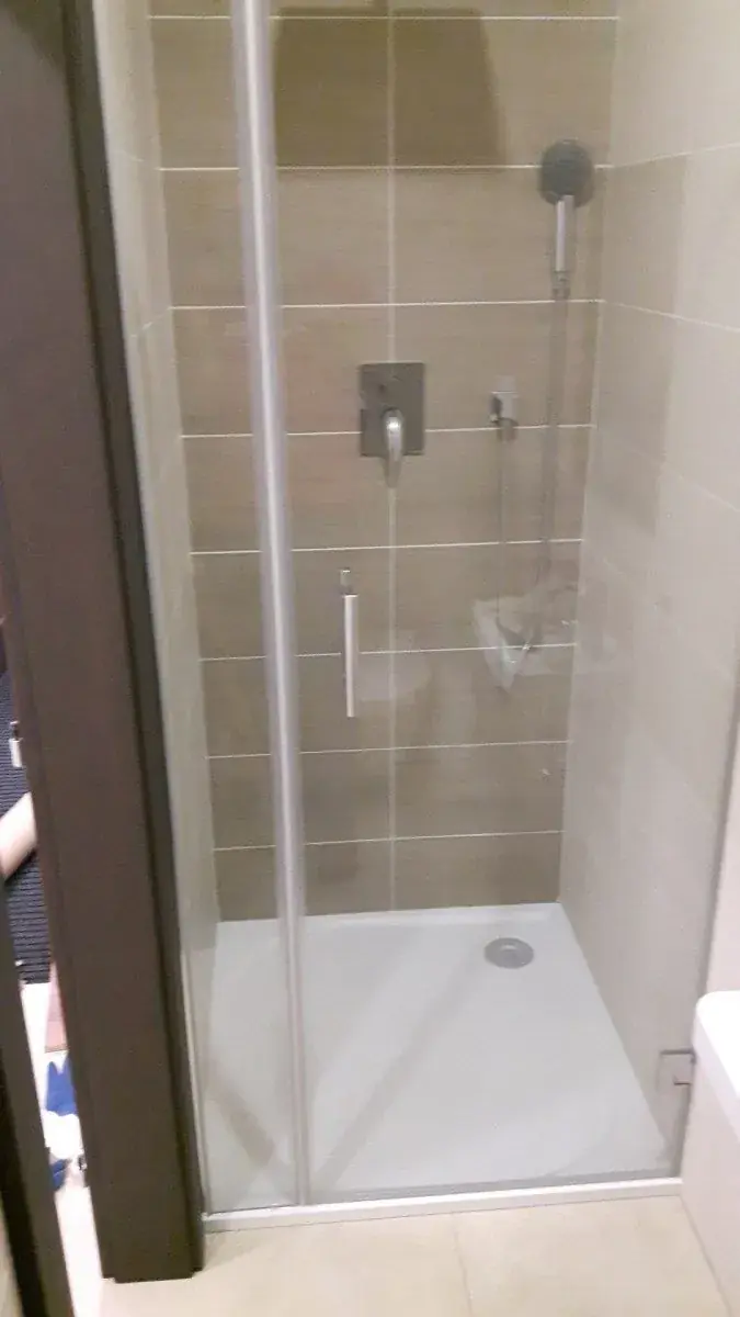 Sprchový kout z kaleného skla na míru