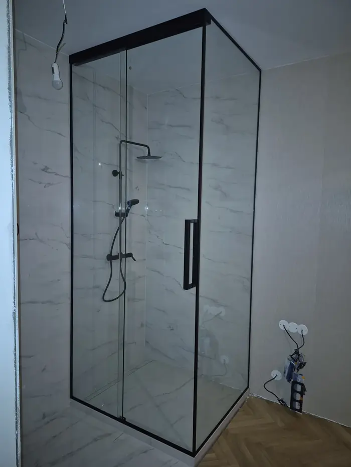 Sprchový kout z kaleného skla na míru