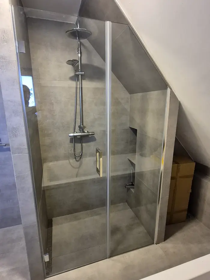 Sprchový kout z kaleného skla na míru